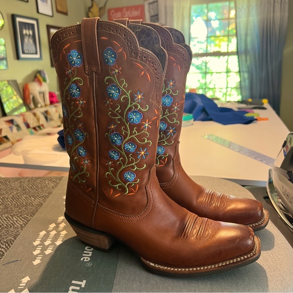 Gorgeously Embroidered Ariat cowboy boots, size 7.5B - Picture 1 of 8